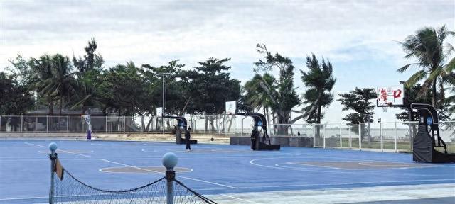 政府建球场咋有人收费：公共设施运营要在阳光下运行丨中听